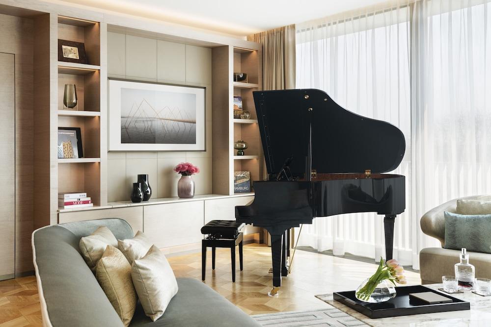 The Fontenay Αμβούργο Εξωτερικό φωτογραφία A piano in a living room