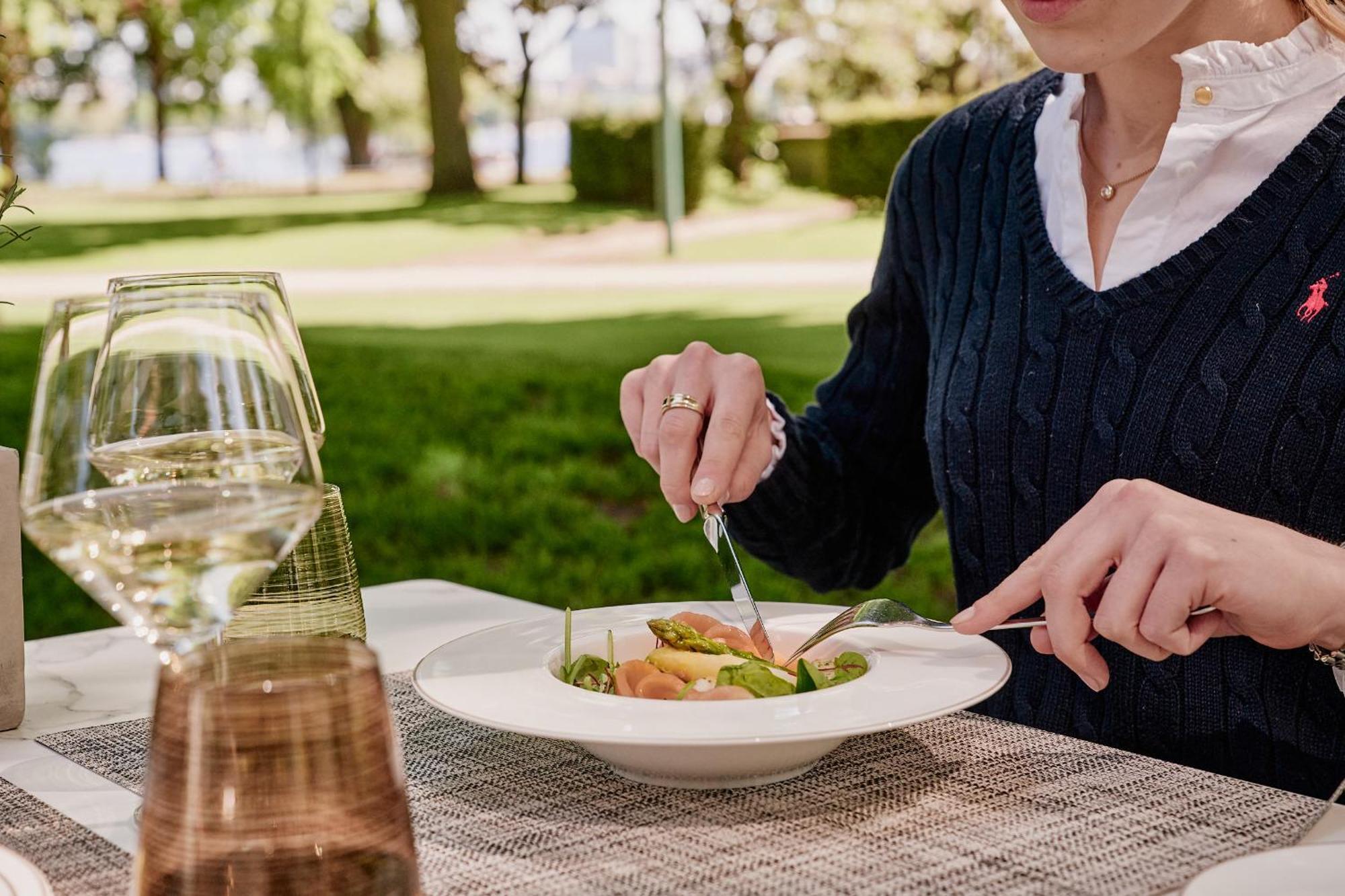 The Fontenay Αμβούργο Εξωτερικό φωτογραφία A woman eating a salad