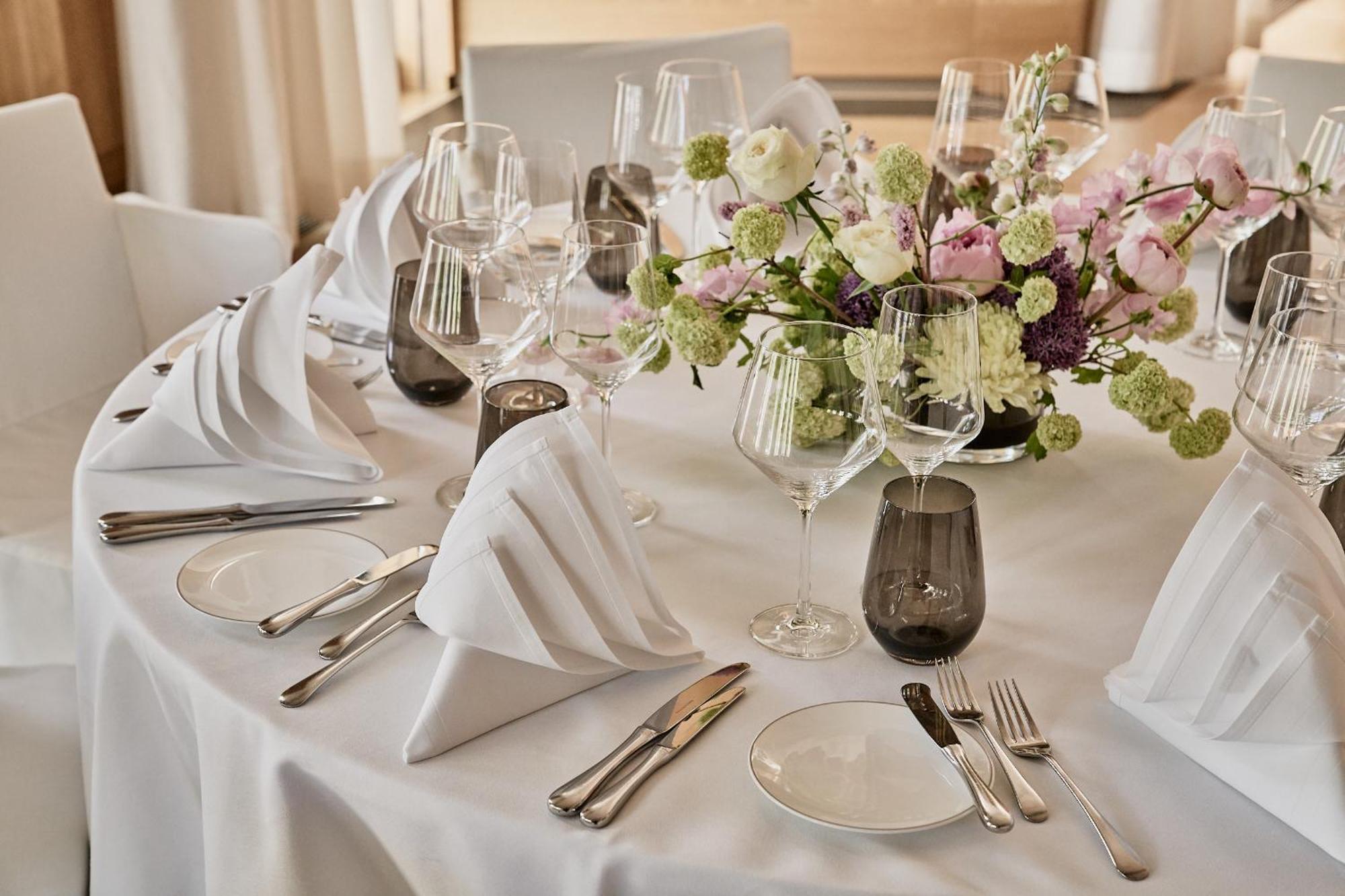 The Fontenay Αμβούργο Εξωτερικό φωτογραφία A table set for a formal dinner
