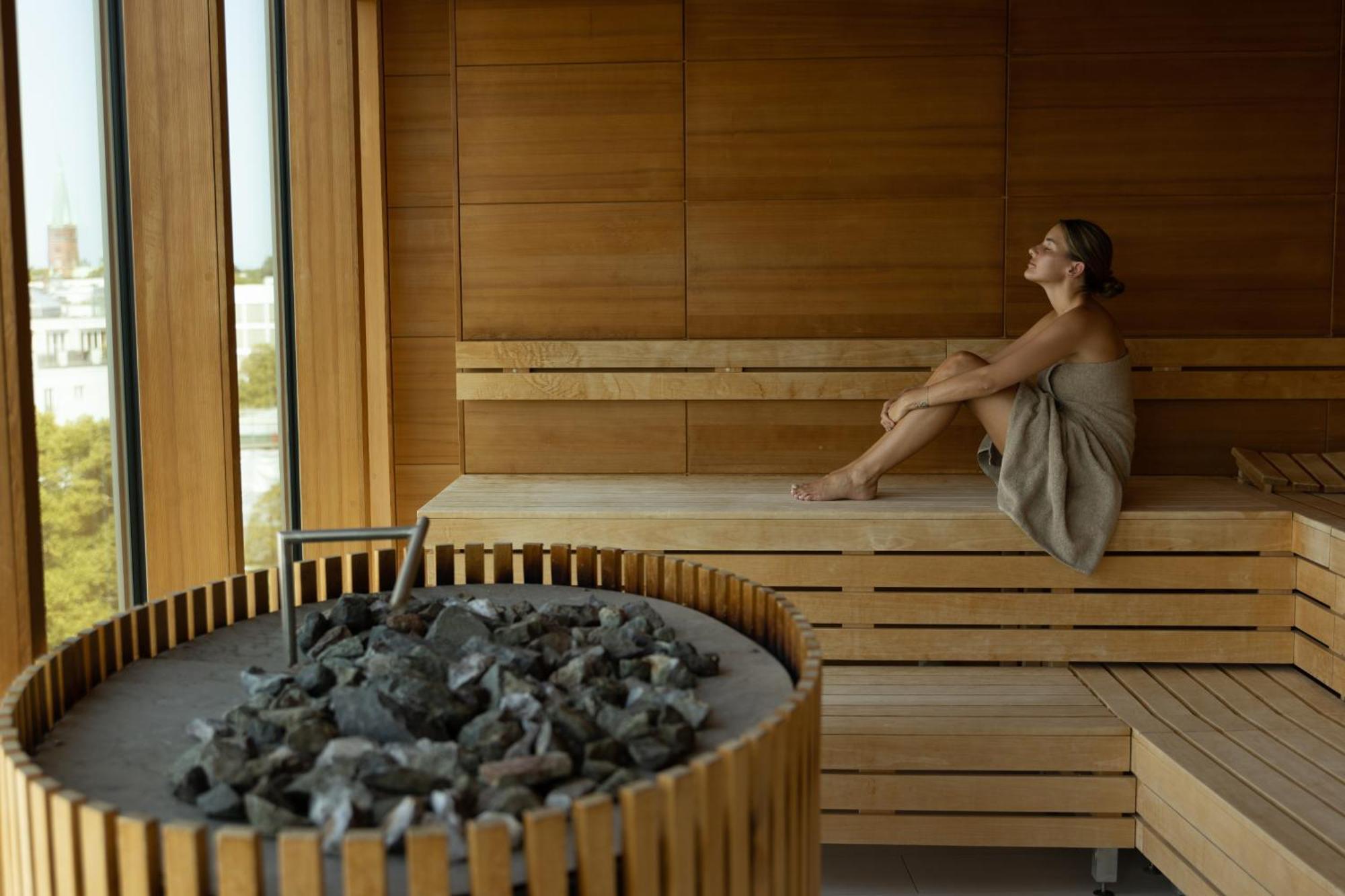 The Fontenay Αμβούργο Εξωτερικό φωτογραφία A woman in a Finnish sauna